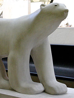 A statue of a polar bear in the Musée d'Orsay